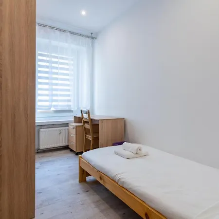 Zawodzie 3-bedroom By Bookinghost Lägenhet