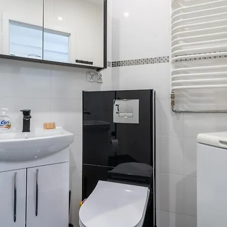 Zawodzie 3-bedroom By Bookinghost Lägenhet