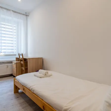 Zawodzie 3-bedroom By Bookinghost *