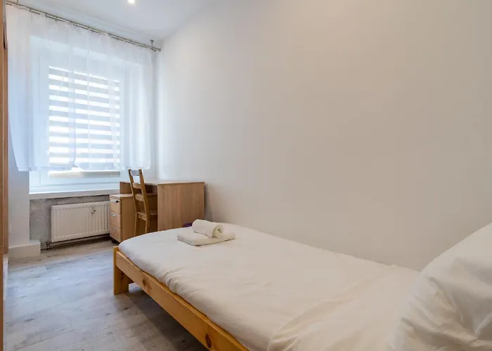 Zawodzie 3-bedroom By Bookinghost *